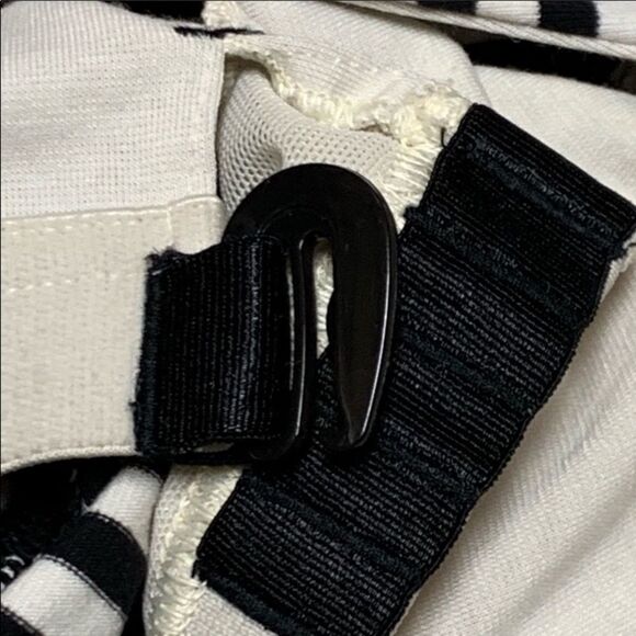 Lululemon Amala Black White Stripe Tank Top Built in Bra 8 - Picture 7 of 8